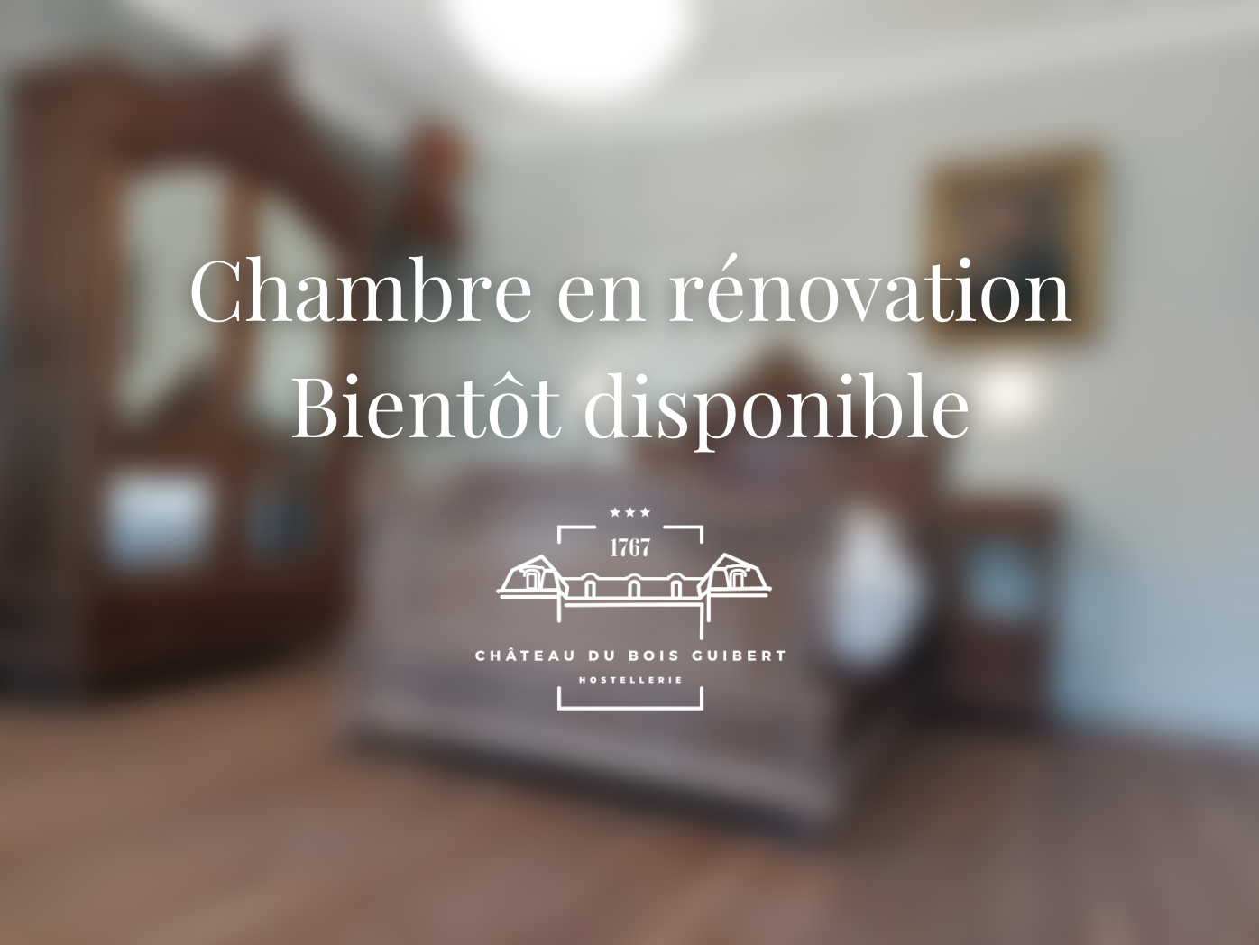 Chambre en rénovation. Bientôt disponible. Nous sommes à votre service.