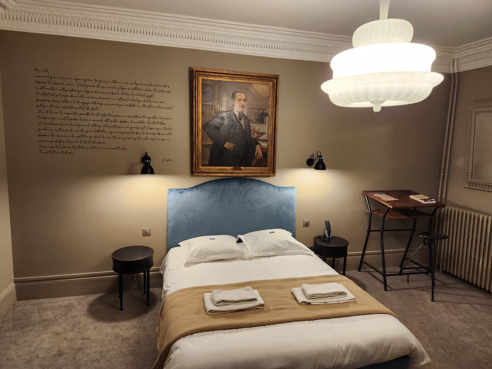 Kapitel 4: Der Architekt - Ein Luxus- und Komfortzimmer in der Hostellerie du Château du Bois Guibert, einem historischen Hotel für Ihren Aufenthalt zwischen Chateaudun und Chartres. 19 Luxury & Comfort Rooms to discover, equipped with fiber optic Wi-Fi. Our estate is located in Bonneval, Eure-et-Loir. Breakfast can be served in the room. At your service.