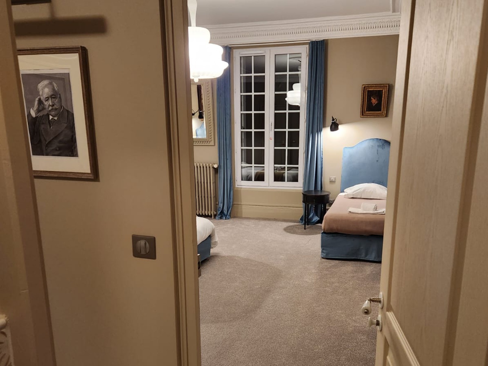 Chapitre 4 une chambre Luxe & Confort à l'Hostellerie du Château du Bois Guibert, un hotel historique pour séjourner entre Chateaudun et Chartres. 19 Chambres Luxe & Confort à découvrir équipées du Wifi (fibre). Notre domaine est situé à Bonneval en Eure et Loir. A votre service.
