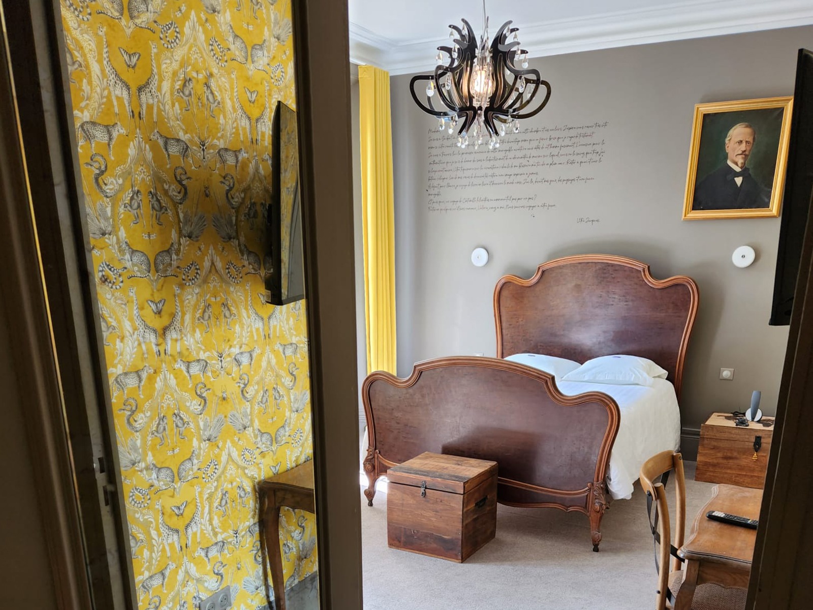 Chapitre 5 Chambres Luxe & Confort - Hostellerie du Château du Bois Guibert - Hotel Charme Logis Nuit Chateau Chateaudun Chartres Domaine Bonneval Eure et Loir - Chambre Wifi (fibre) disponible au Château. A votre service.