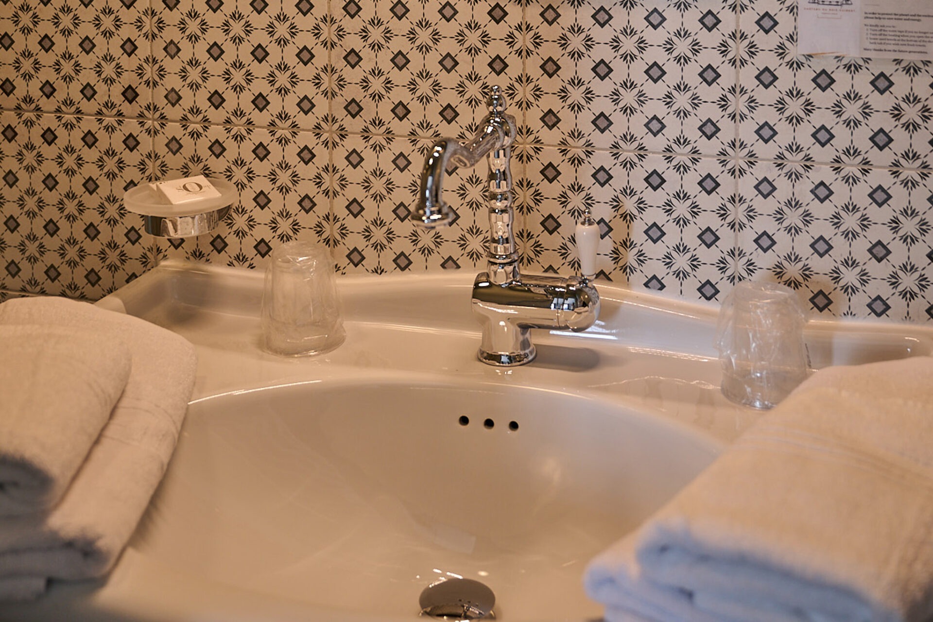 A la recherche d'un gite, d'une auberge, d'un hotel, l'hostellerie du château du Bois Guibert vous accueille. De nombreux chapitres se sont inscris à travers nos murs...entre histoire et modernité. Découvrez le Chapitre 14 - Chambre luxe & confort !