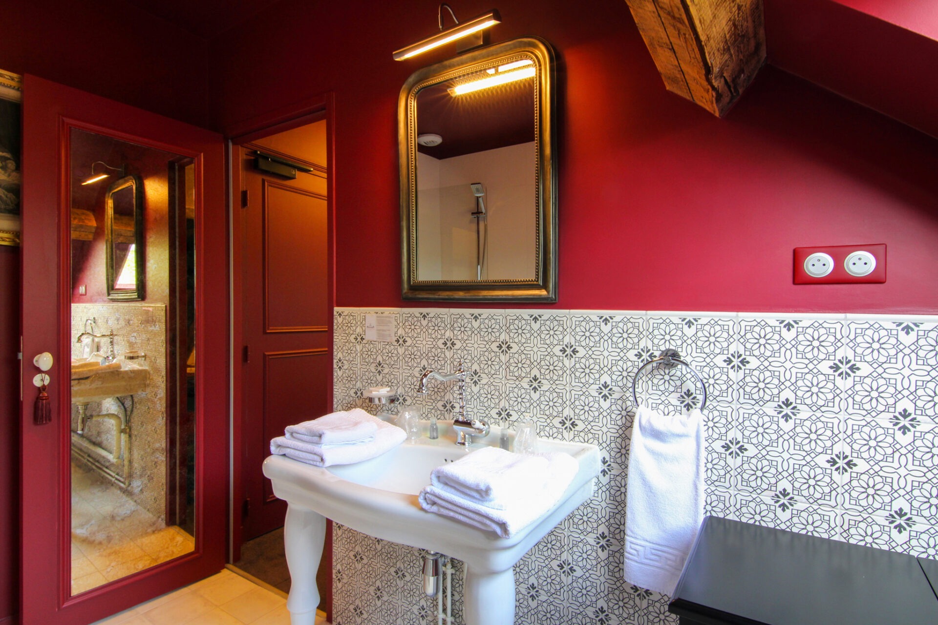 A la recherche d'un gite, d'une auberge, d'un hotel, l'hostellerie du château du Bois Guibert vous accueille. De nombreux chapitres se sont inscris à travers nos murs...entre histoire et modernité. Découvrez le Chapitre 15 - Chambre luxe & confort !