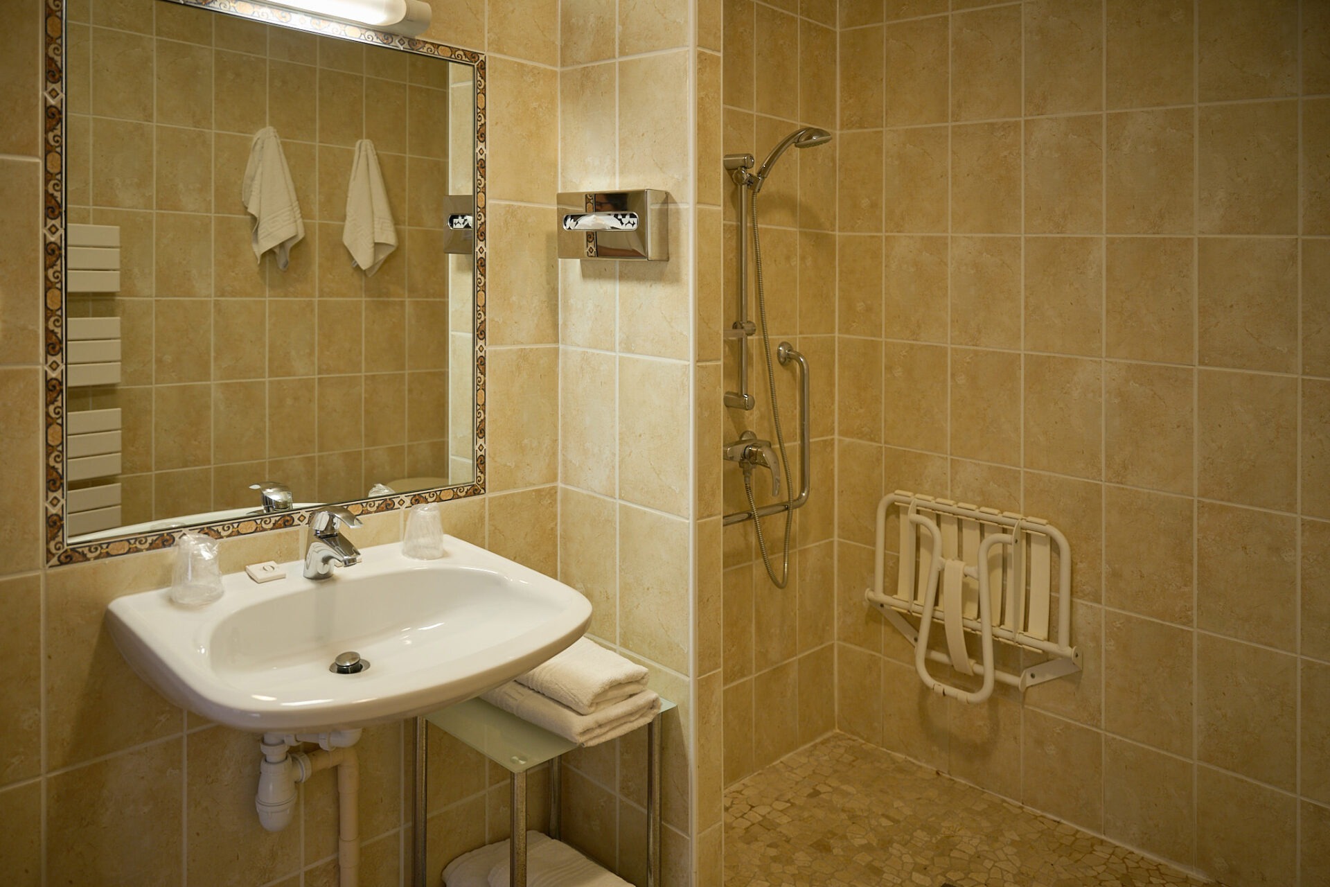 A la recherche d'un gite, d'une auberge, d'un hotel, l'hostellerie du château du Bois Guibert vous accueille. De nombreux chapitres se sont inscris à travers nos murs...entre histoire et modernité. Découvrez le Chapitre 16 - Chambre luxe & confort !