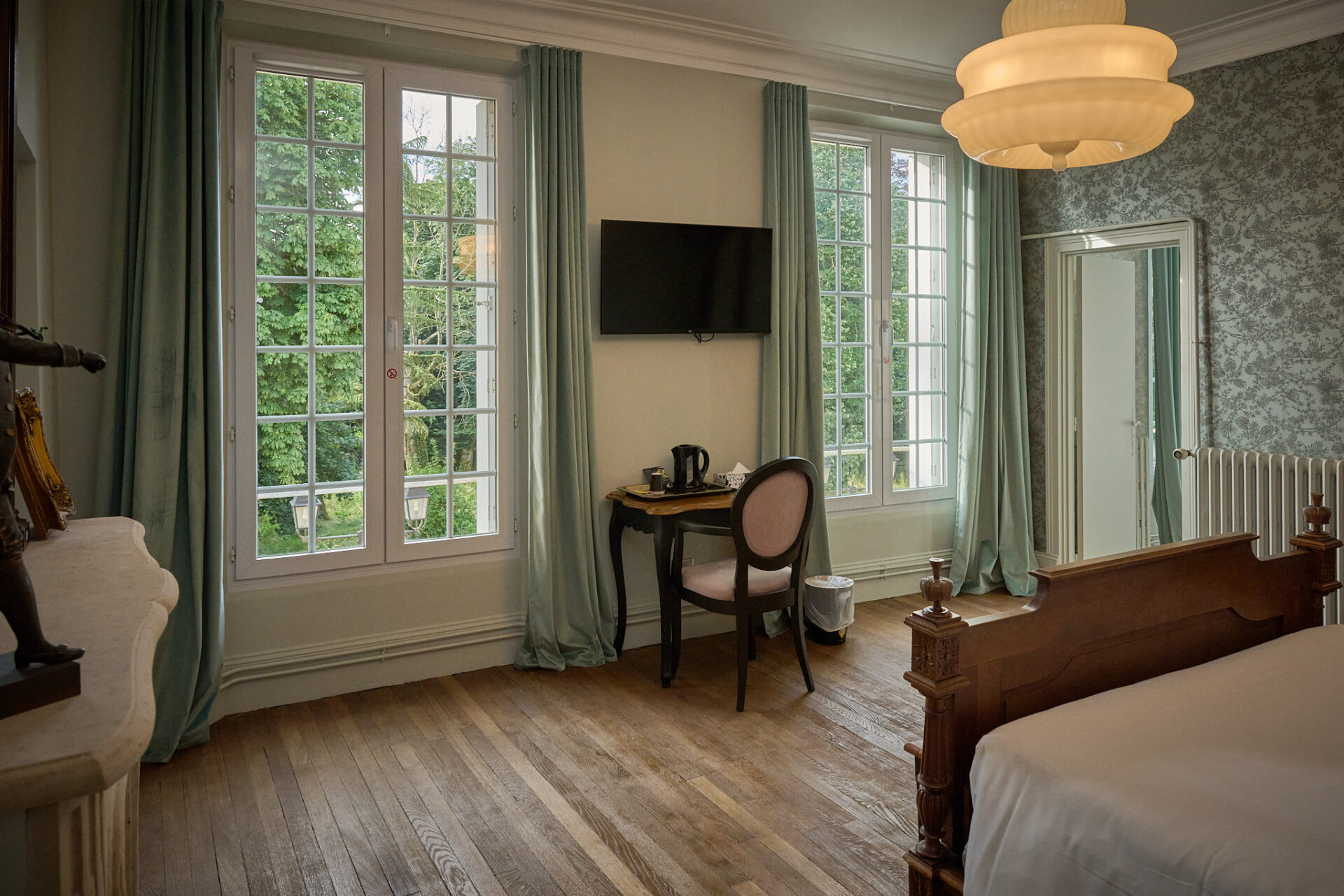 A la recherche d'un gite, d'une auberge, d'un hotel, l'hostellerie du château du Bois Guibert vous accueille. De nombreux chapitres se sont inscris à travers nos murs...entre histoire et modernité. Découvrez le Chapitre 2 - Chambre luxe & confort !