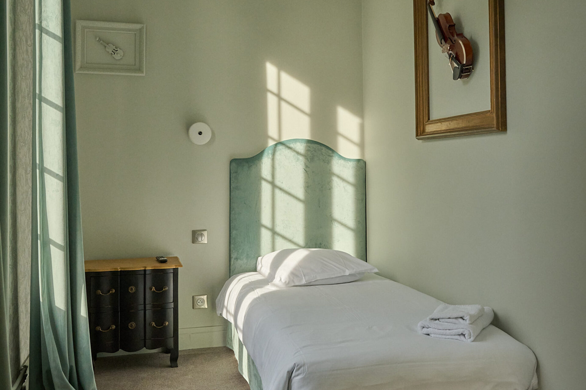 A la recherche d'un gite, d'une auberge, d'un hotel, l'hostellerie du château du Bois Guibert vous accueille. De nombreux chapitres se sont inscris à travers nos murs...entre histoire et modernité. Découvrez le Chapitre 2 - Chambre luxe & confort !