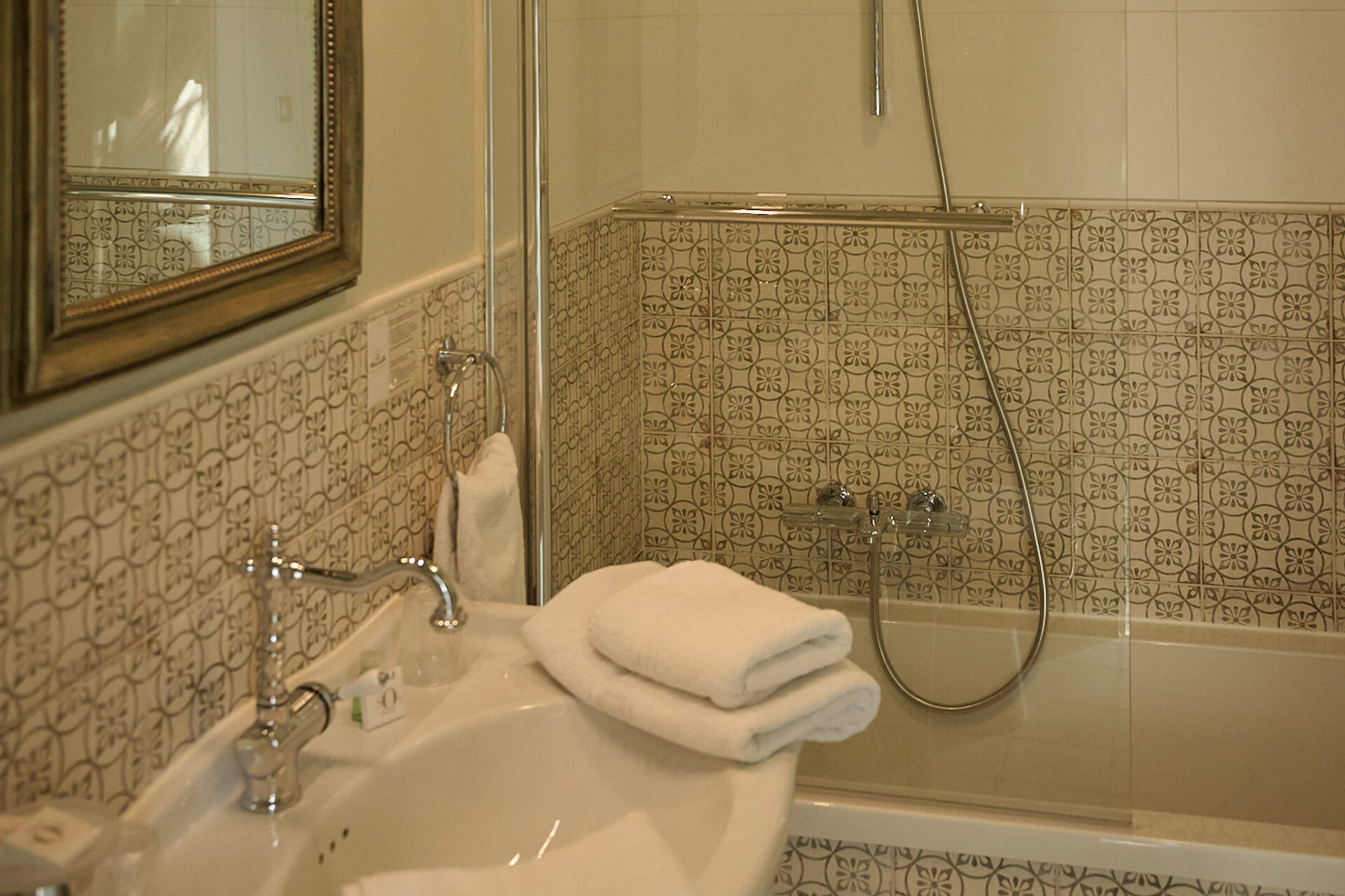 A la recherche d'un gite, d'une auberge, d'un hotel, l'hostellerie du château du Bois Guibert vous accueille. De nombreux chapitres se sont inscris à travers nos murs...entre histoire et modernité. Découvrez le Chapitre 2 - Chambre luxe & confort !