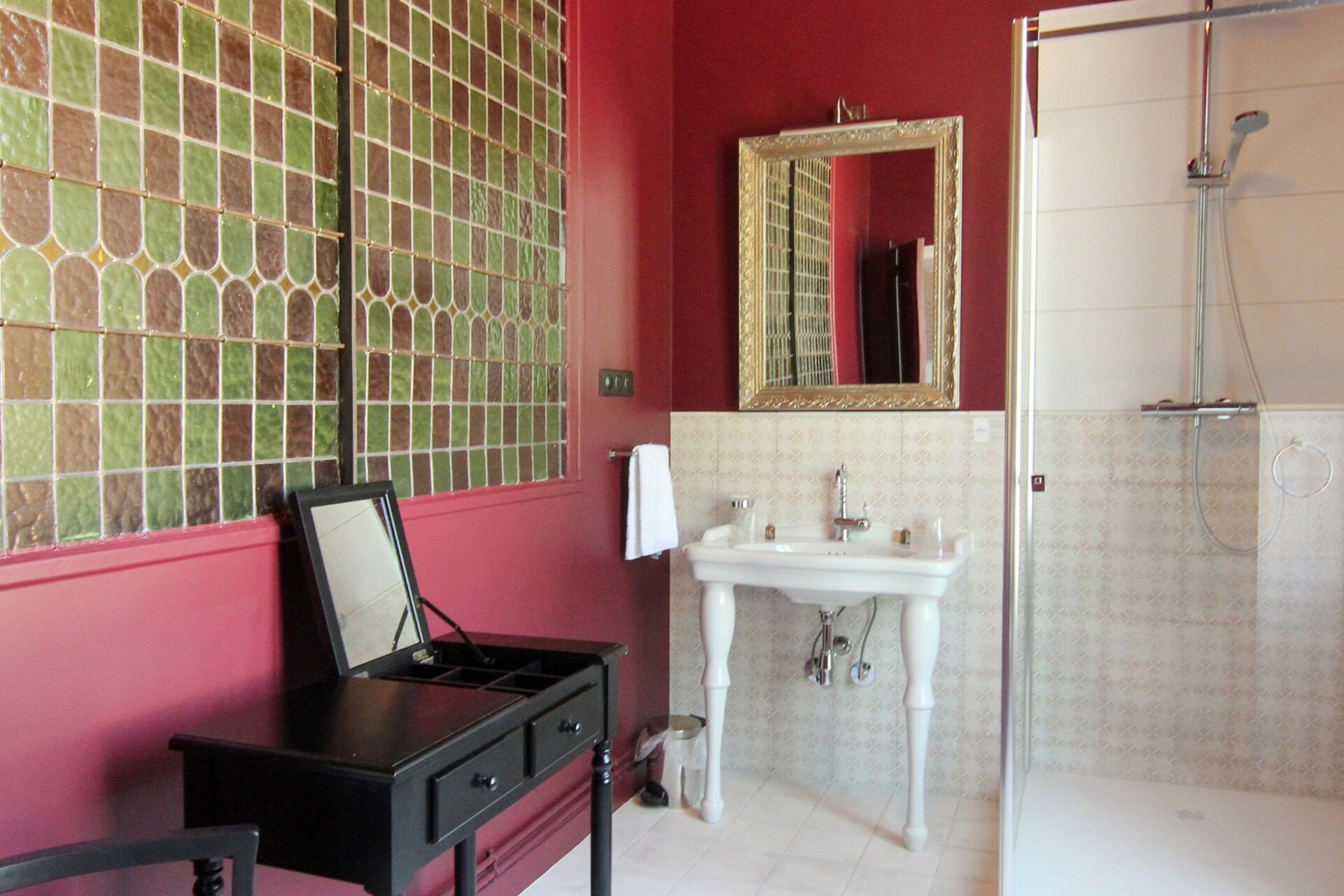 A la recherche d'un gite, d'une auberge, d'un hotel, l'hostellerie du château du Bois Guibert vous accueille. De nombreux chapitres se sont inscris à travers nos murs...entre histoire et modernité. Découvrez le Chapitre 6 - Chambre luxe & confort !