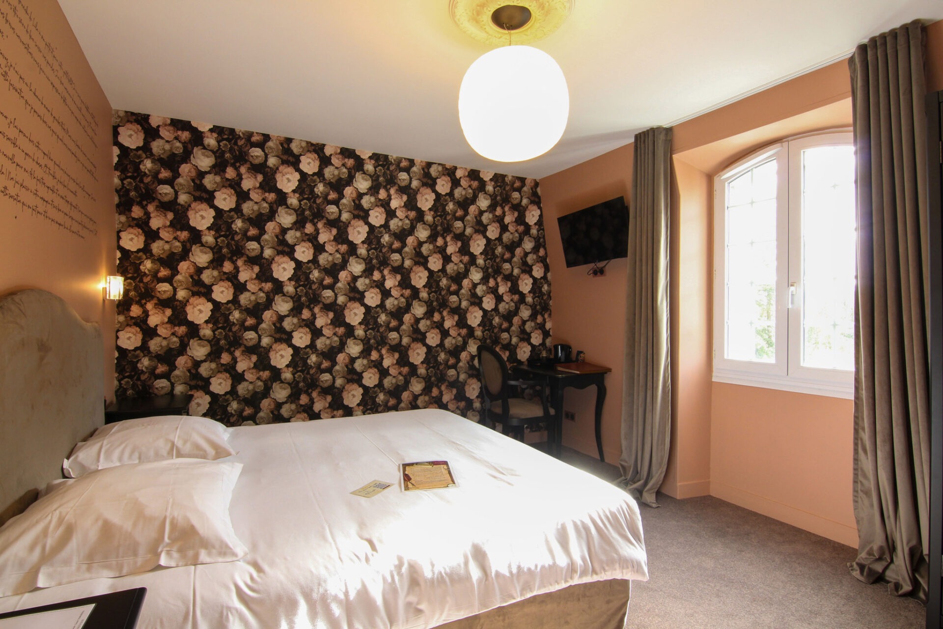 A la recherche d'un gite, d'une auberge, d'un hotel, l'hostellerie du château du Bois Guibert vous accueille. De nombreux chapitres se sont inscris à travers nos murs...entre histoire et modernité. Découvrez le Chapitre 8- Chambre luxe & confort !